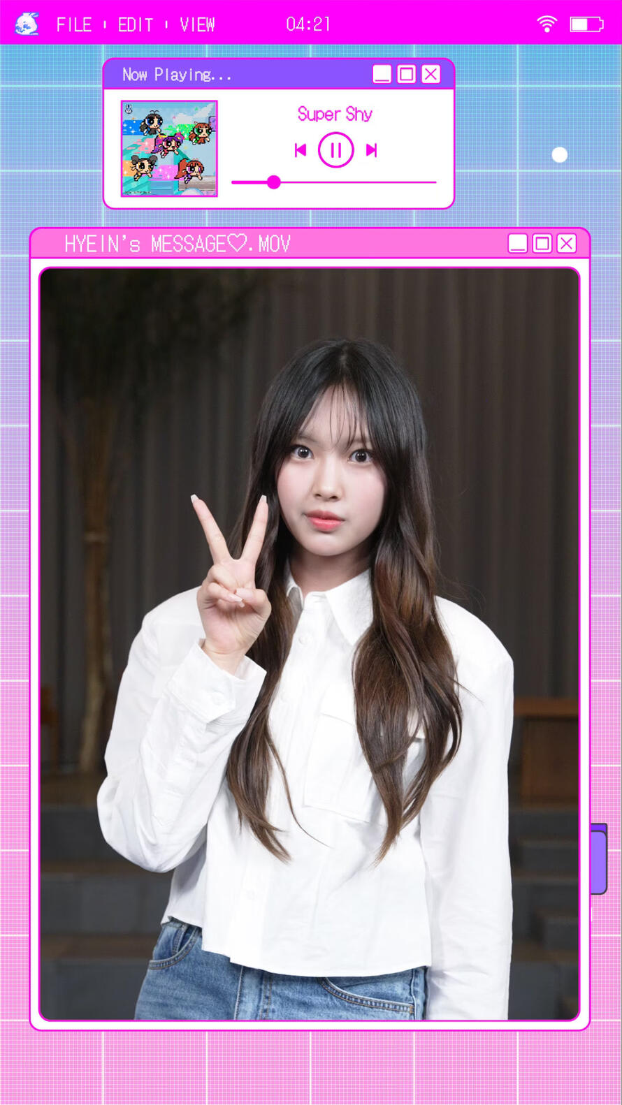 NewJeans BOX #5 2023.11.16 Translation: - Hi Bunnies! It’s Hyein! - You guys know what my favorite food is, right? - The correct answer is… nom… strawberries! - I want to eat strawberries together with Bunnies! - Alright, bye bye!